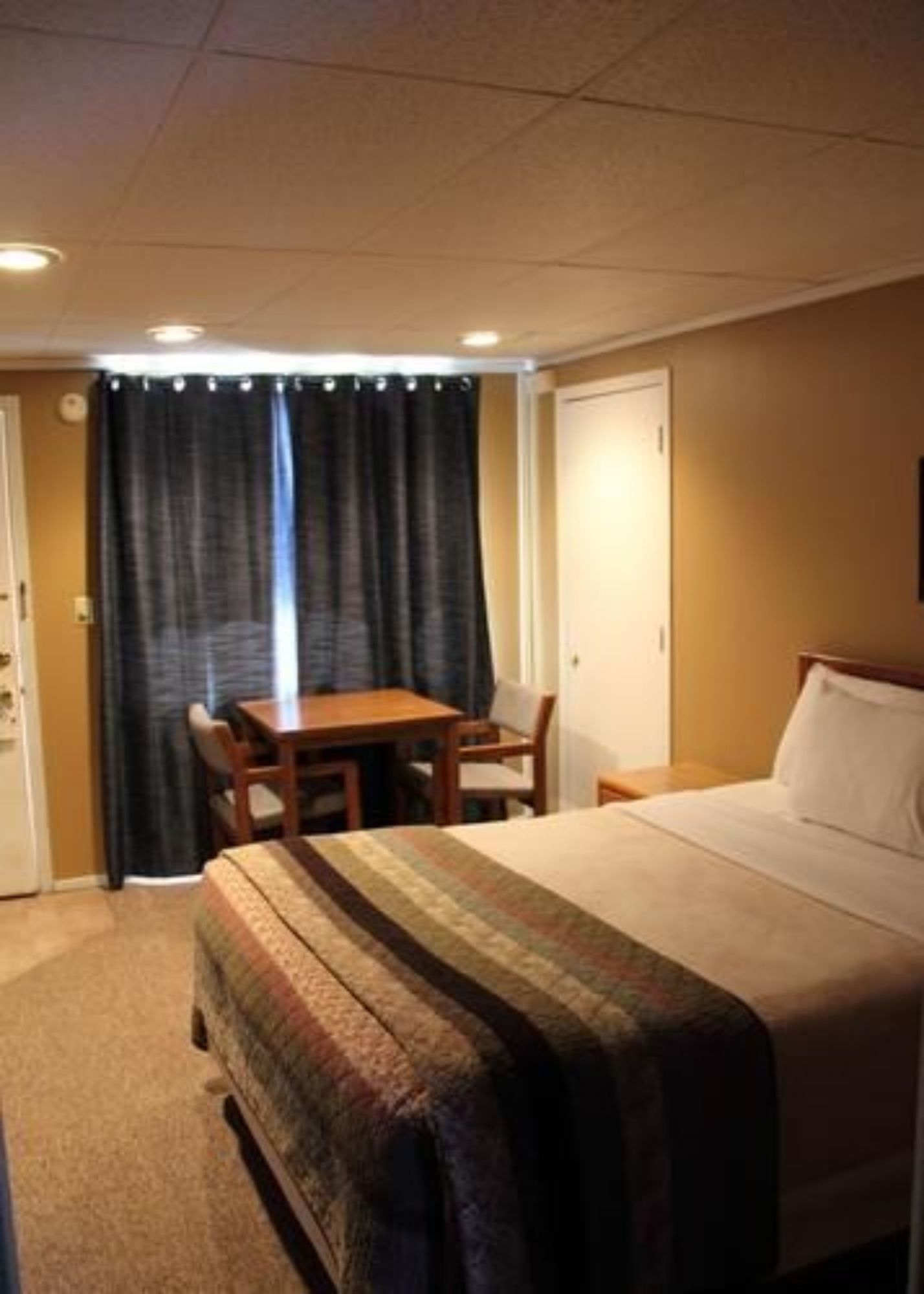 Lakeshor Motor Inn