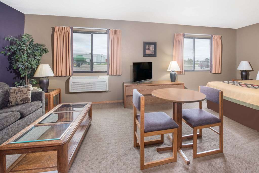 Super 8 by Wyndham Warroad