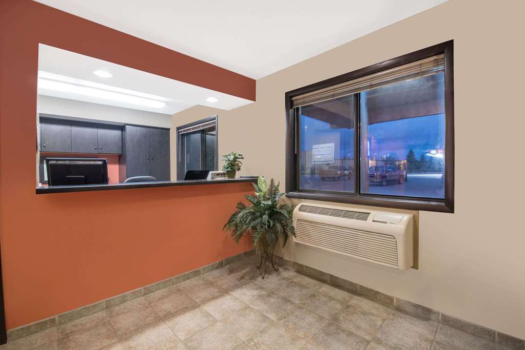 Super 8 by Wyndham Warroad