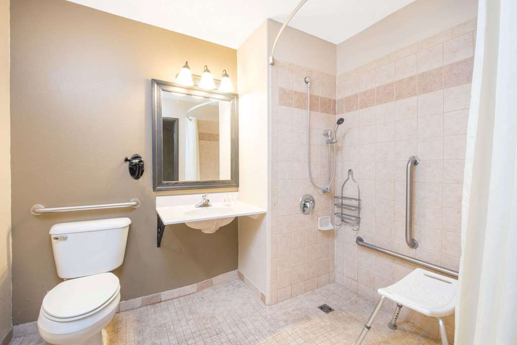 Super 8 by Wyndham Warroad