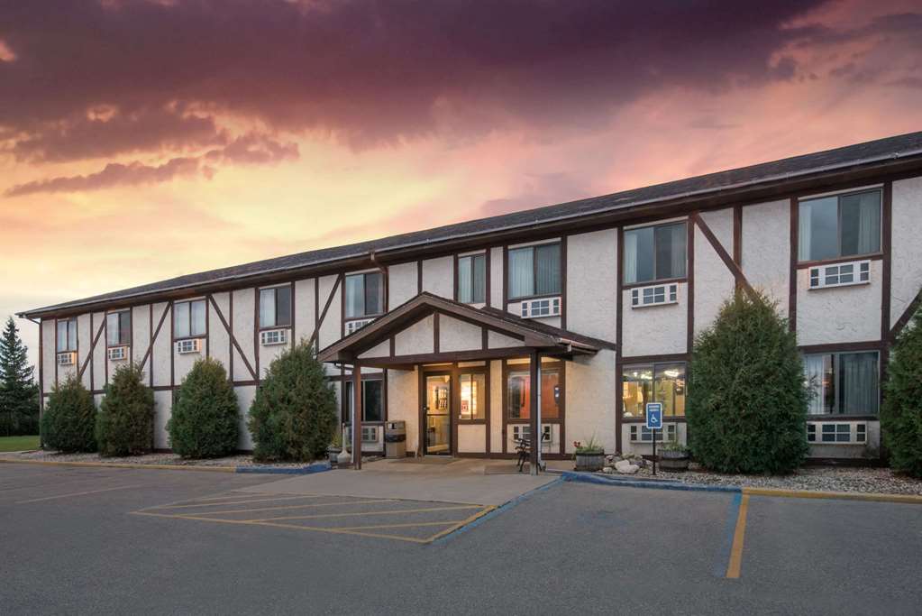 Super 8 by Wyndham Warroad