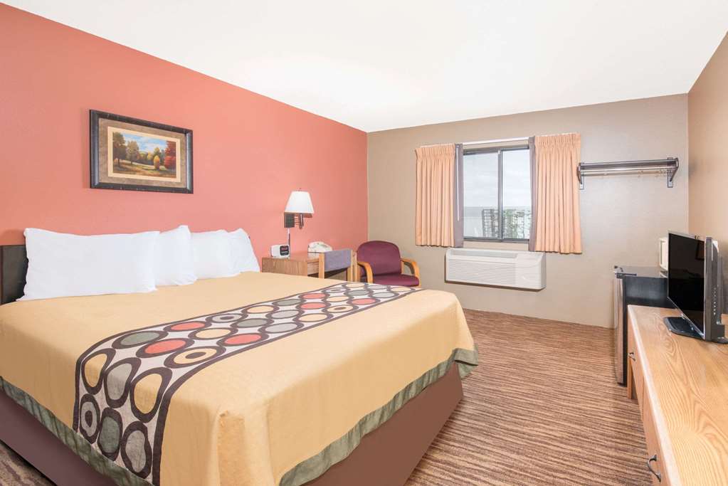 Super 8 by Wyndham Warroad