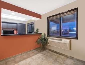 Super 8 by Wyndham Warroad