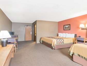 Super 8 by Wyndham Warroad