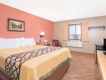 Super 8 by Wyndham Warroad