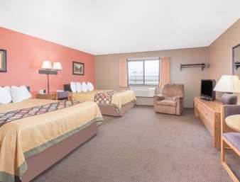 Super 8 by Wyndham Warroad