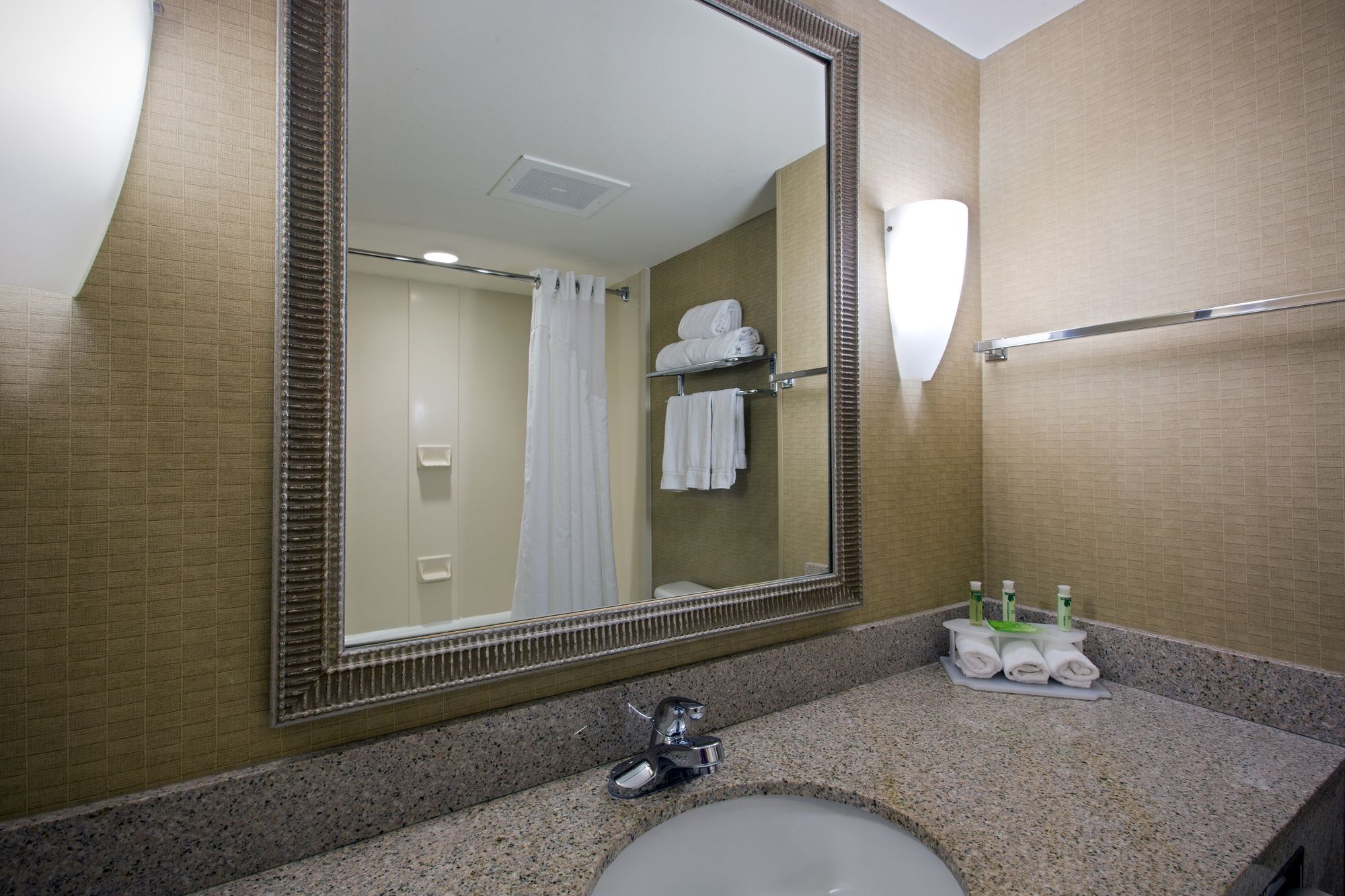 Holiday Inn Express & Suites Jackson - Flowood