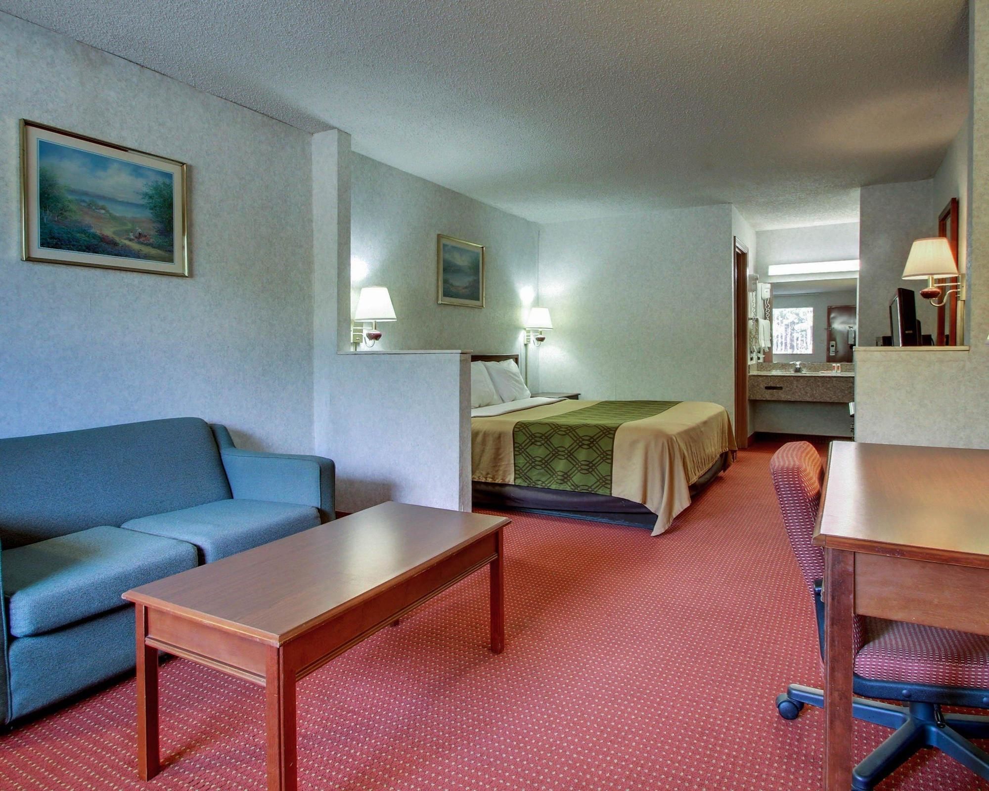 Econo Lodge Inn & Suites