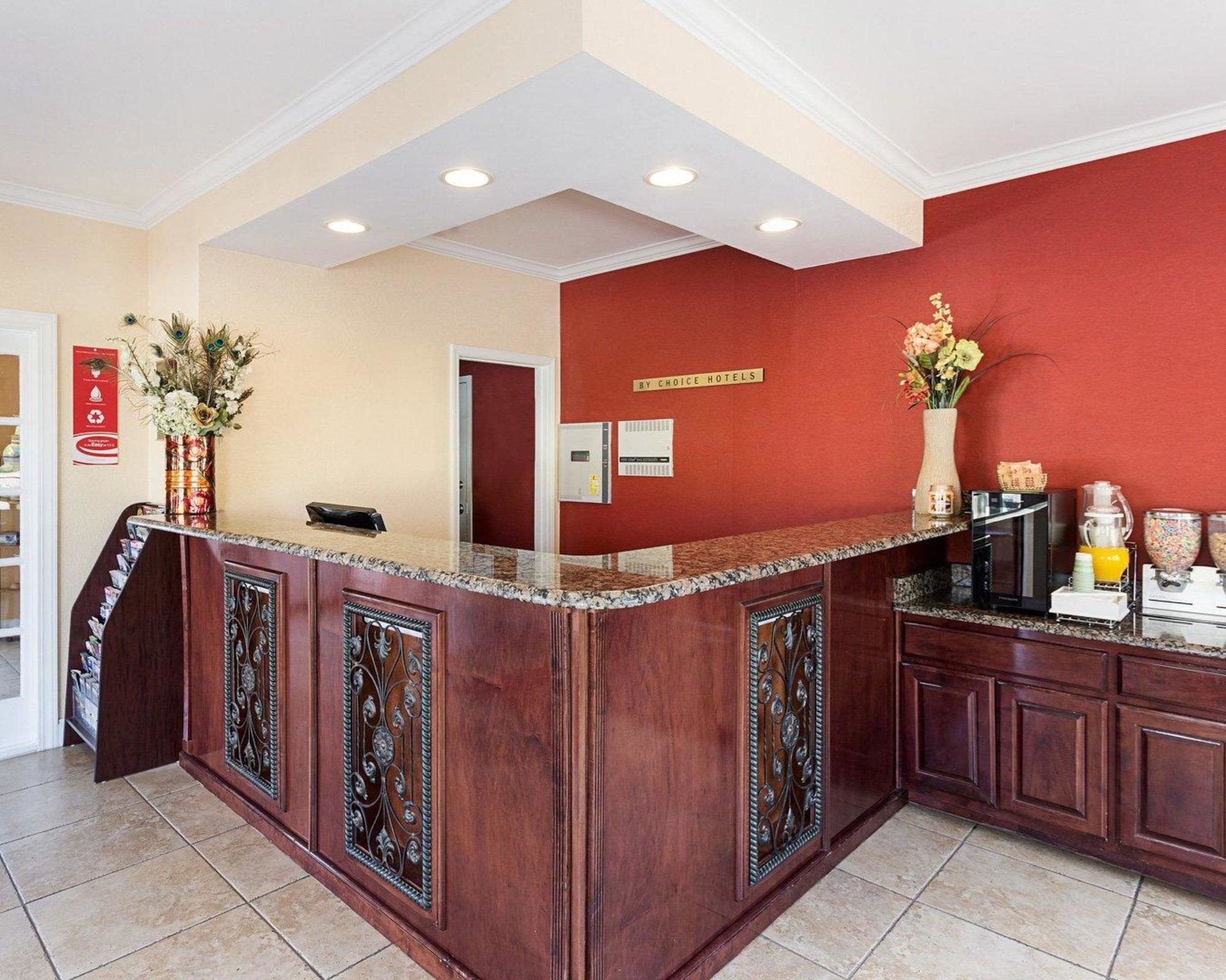 Econo Lodge Inn & Suites