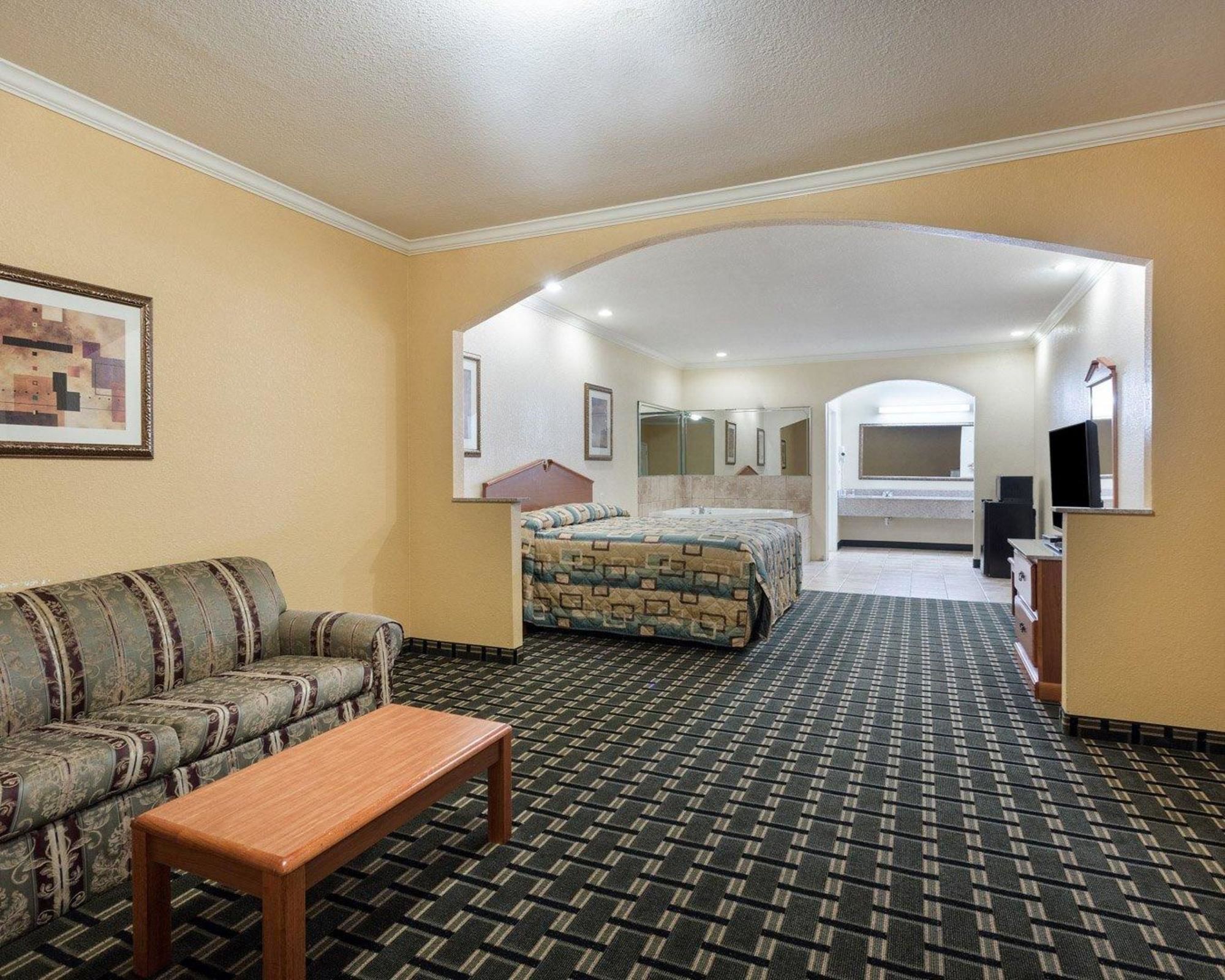 Econo Lodge Inn & Suites