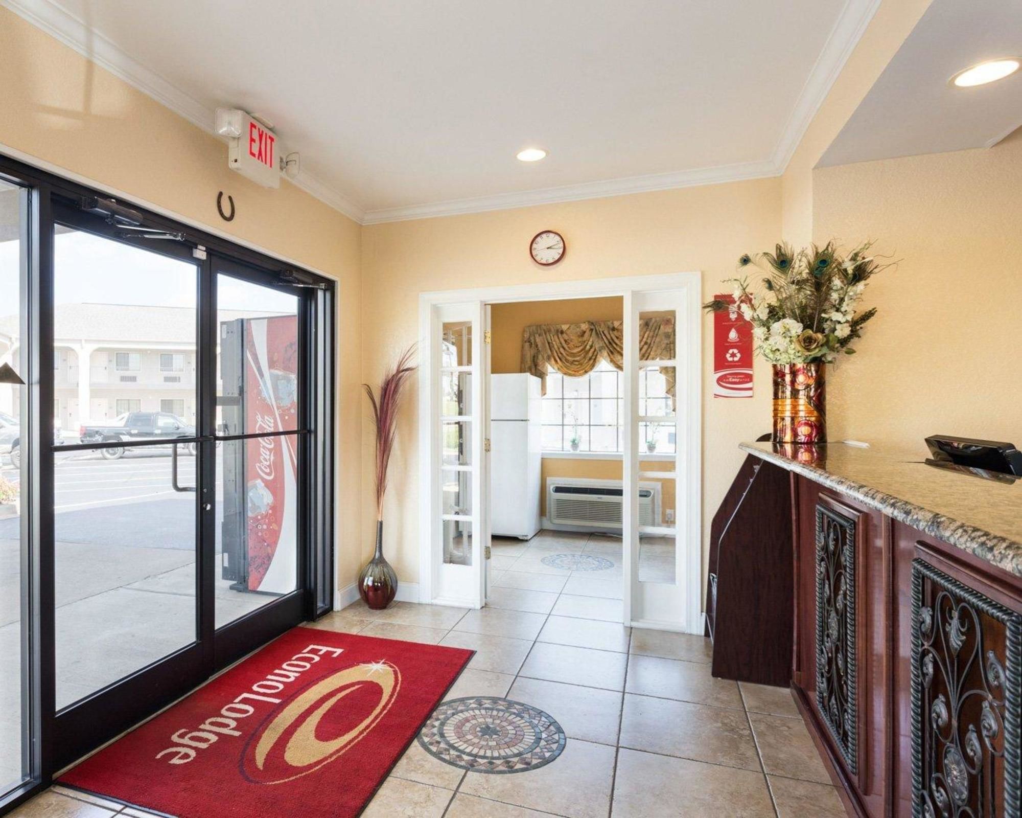 Econo Lodge Inn & Suites