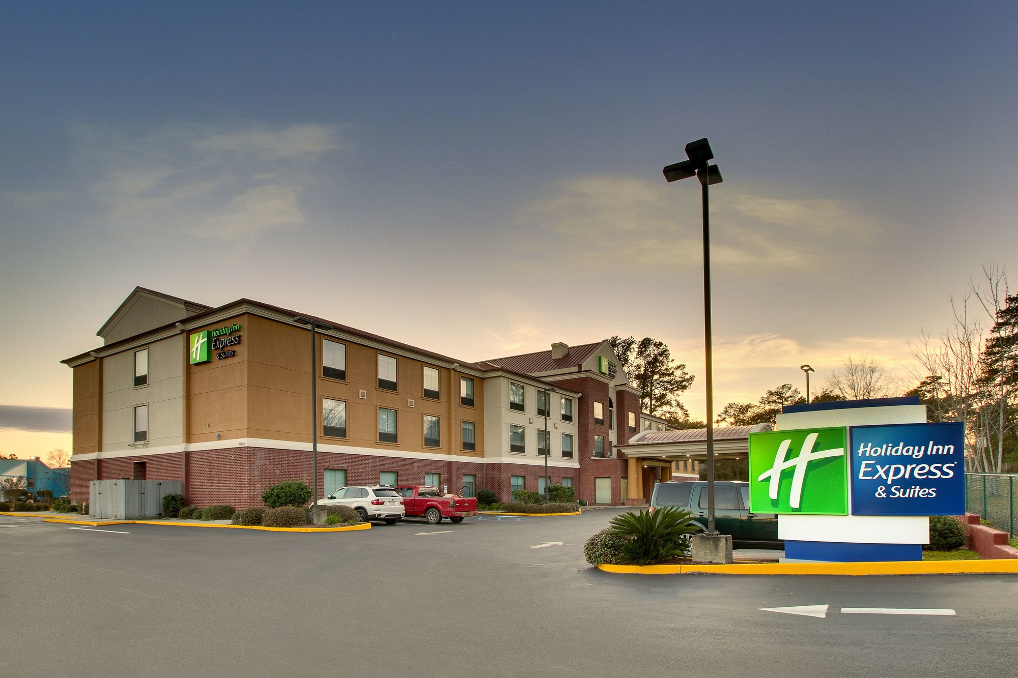 Holiday Inn Express & Suites Laurel