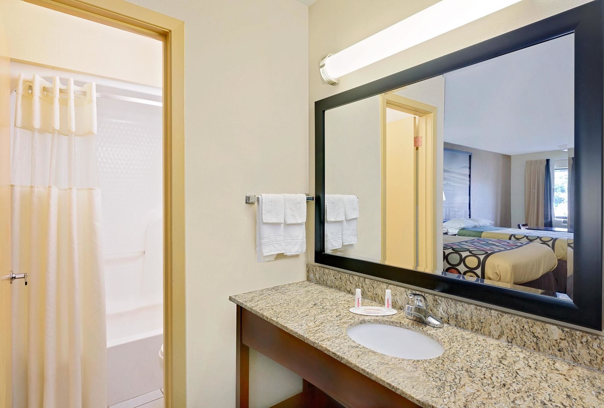 Super 8 by Wyndham Laurel
