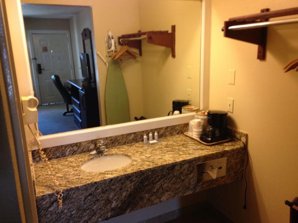 Econo Lodge Inn & Suites Ocean Springs Biloxi