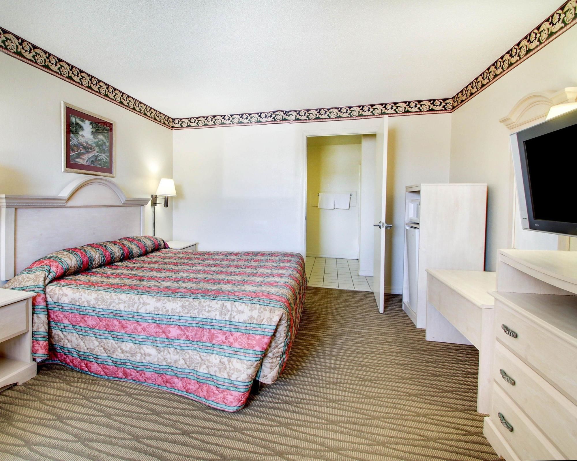 Econo Lodge Pearl