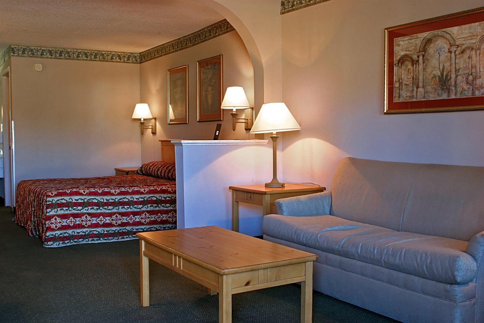 Days Inn & Suites by Wyndham Starkville