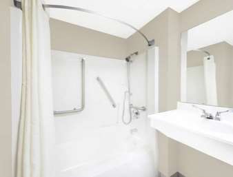 Super 8 by Wyndham Bolivar