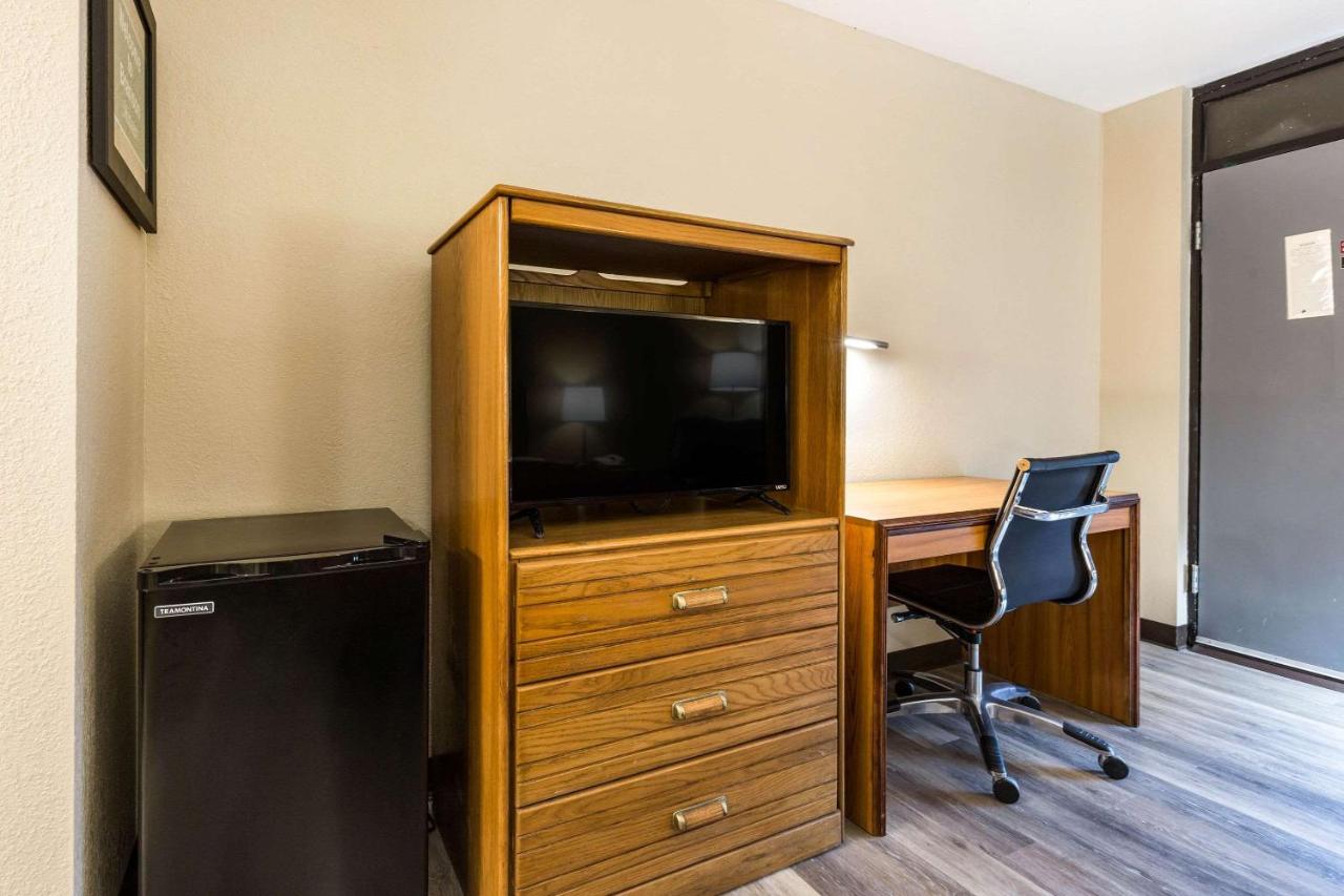 Econo Lodge Inn & Suites Branson Shepherd of the Hills Expy
