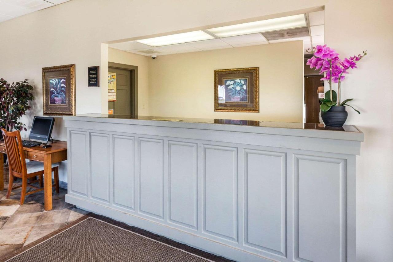 Econo Lodge Inn & Suites Branson Shepherd of the Hills Expy