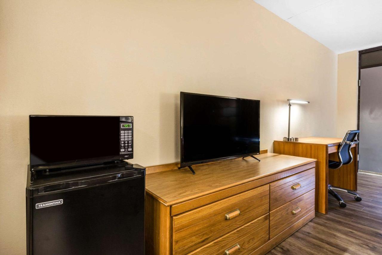 Econo Lodge Inn & Suites Branson Shepherd of the Hills Expy