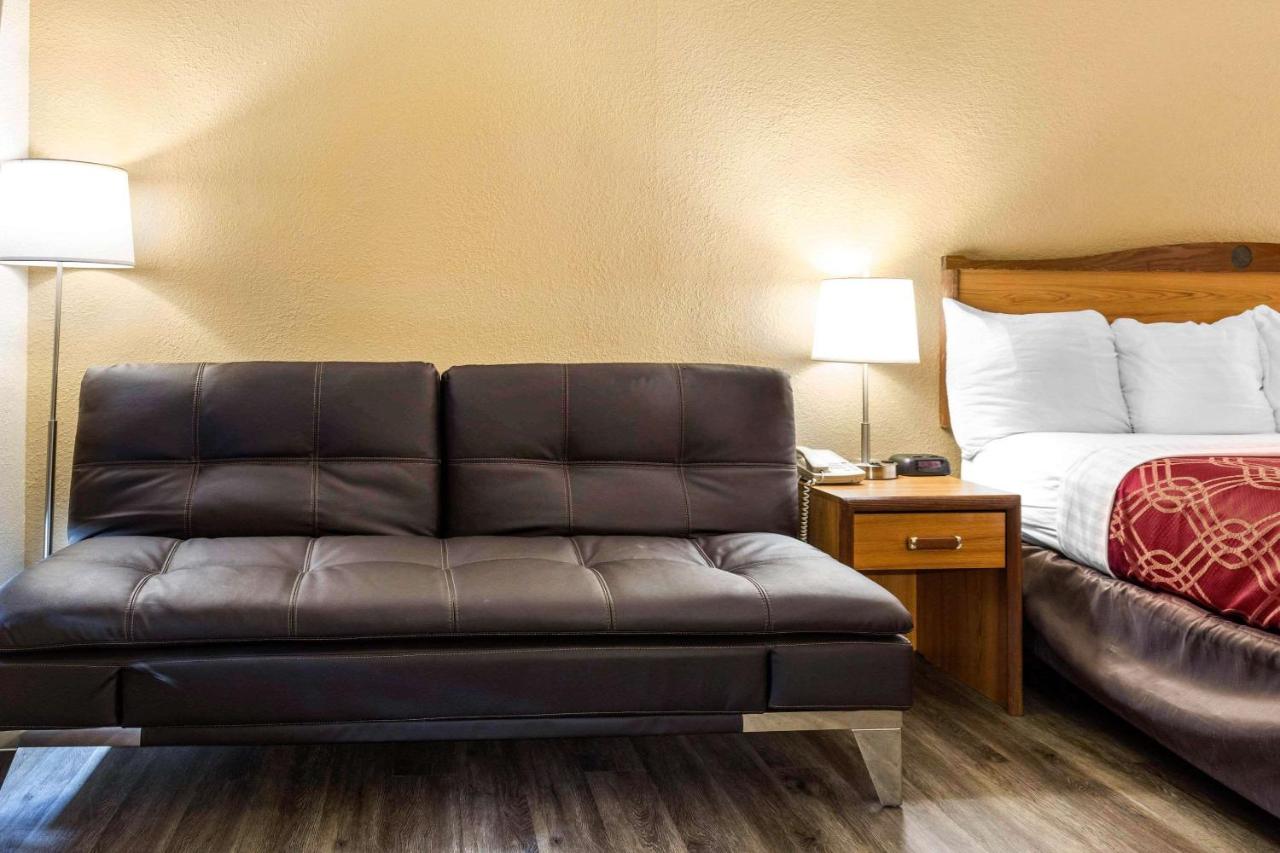 Econo Lodge Inn & Suites Branson Shepherd of the Hills Expy