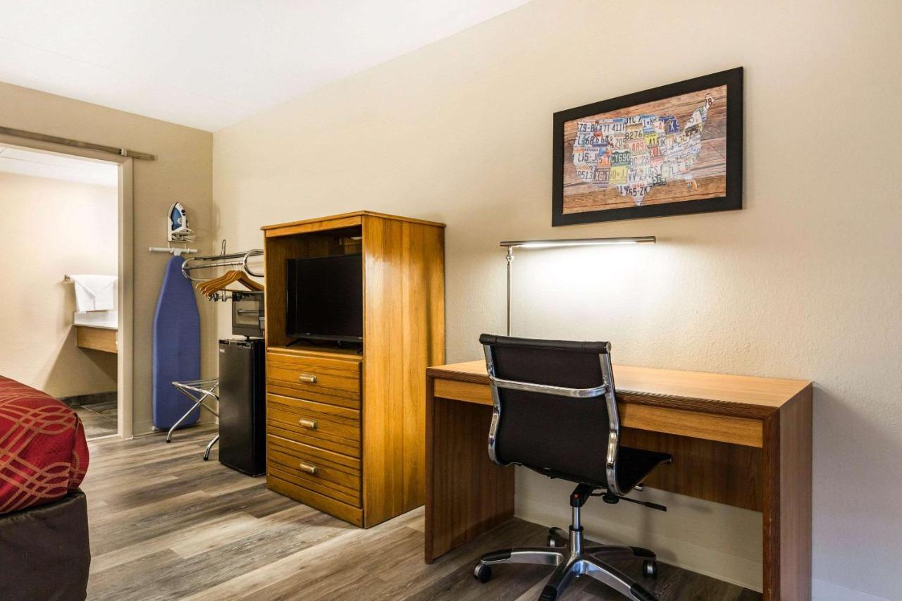 Econo Lodge Inn & Suites Branson Shepherd of the Hills Expy