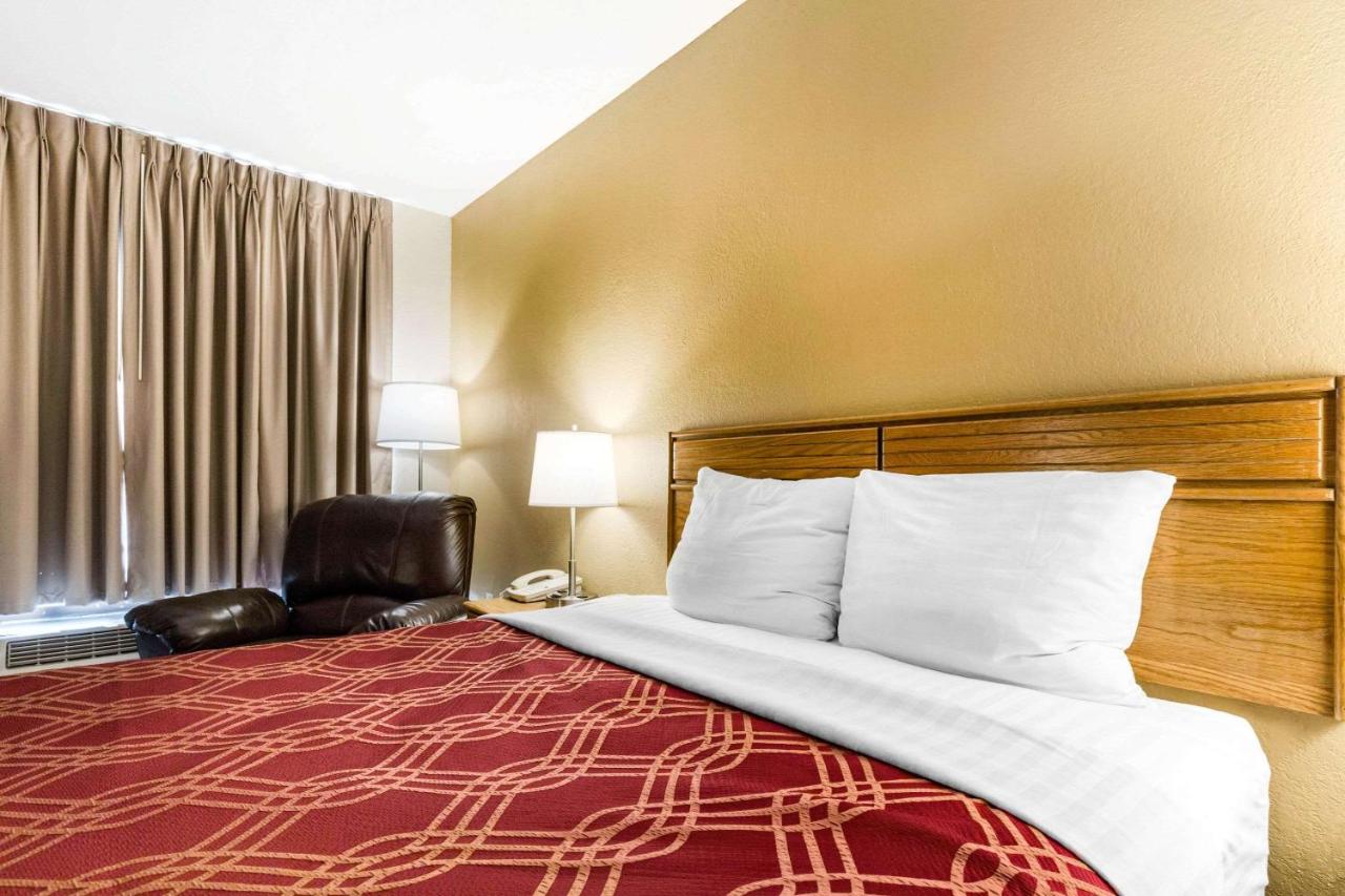 Econo Lodge Inn & Suites Branson Shepherd of the Hills Expy