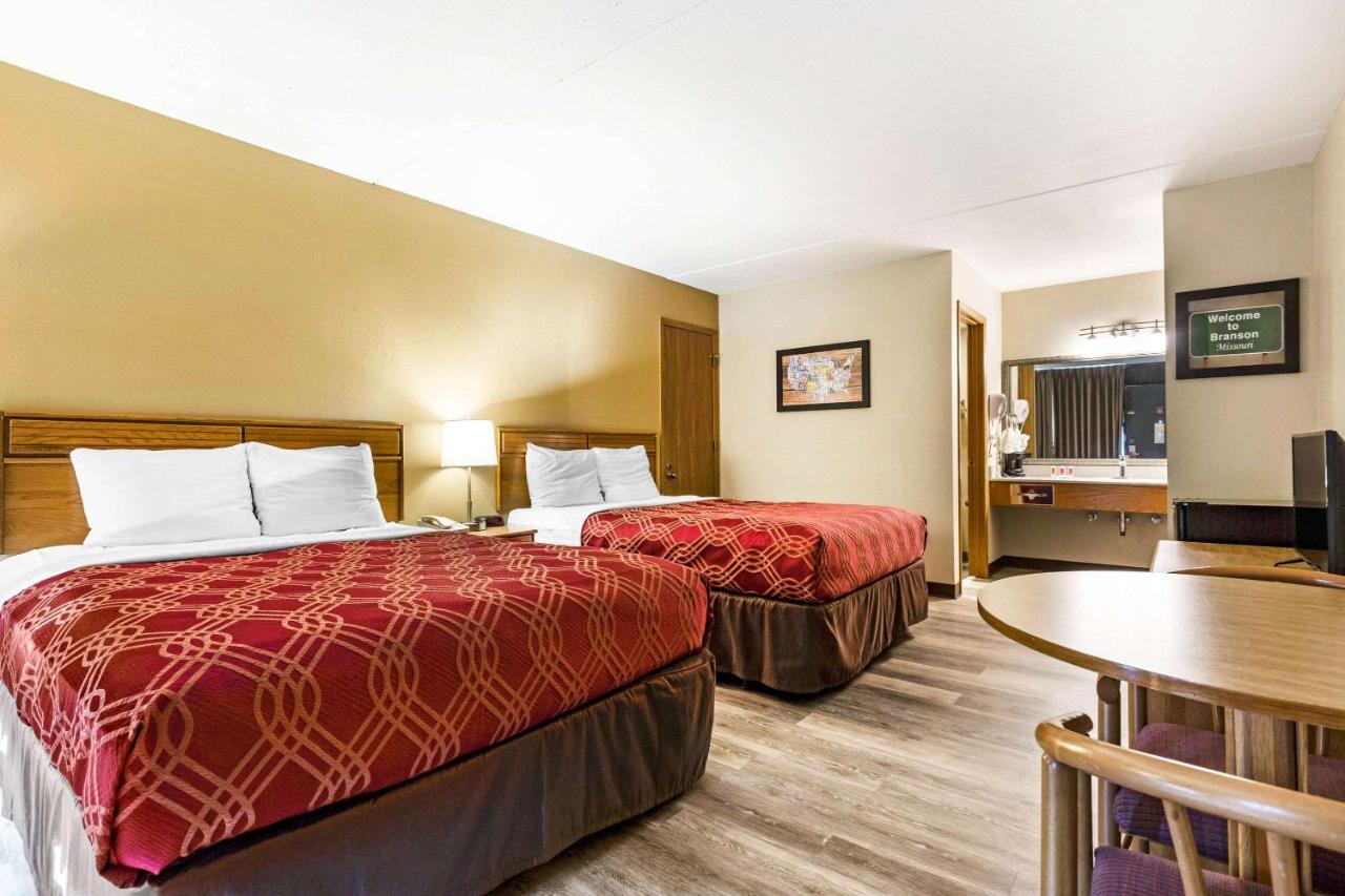 Econo Lodge Inn & Suites Branson Shepherd of the Hills Expy