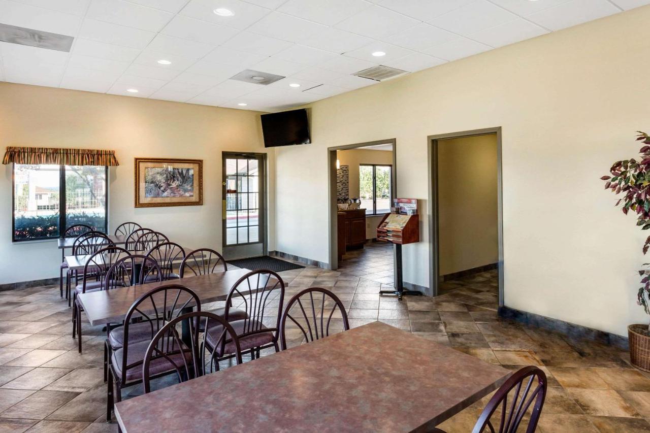 Econo Lodge Inn & Suites Branson Shepherd of the Hills Expy