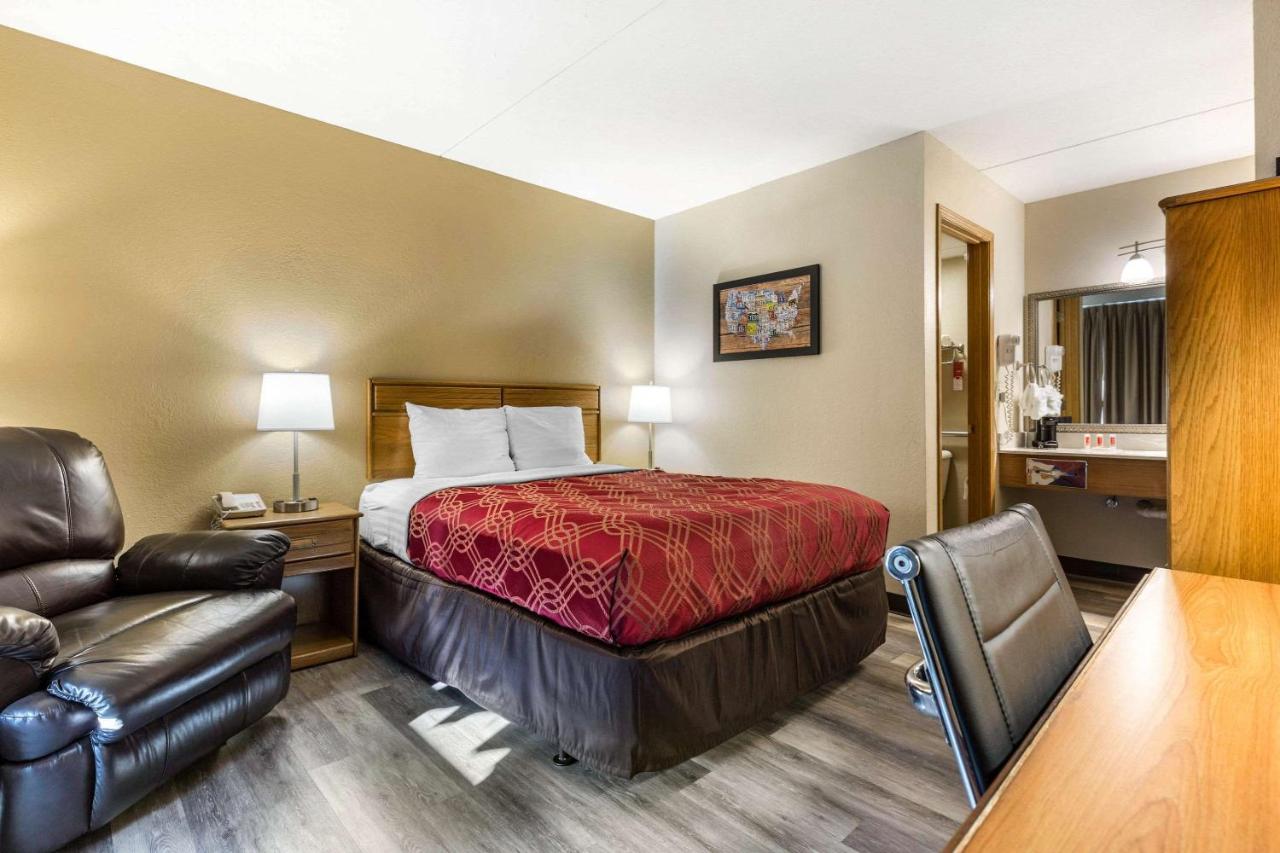 Econo Lodge Inn & Suites Branson Shepherd of the Hills Expy