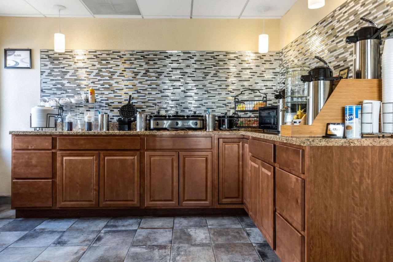 Econo Lodge Inn & Suites Branson Shepherd of the Hills Expy
