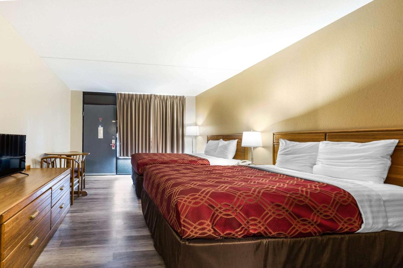 Econo Lodge Inn & Suites Branson Shepherd of the Hills Expy