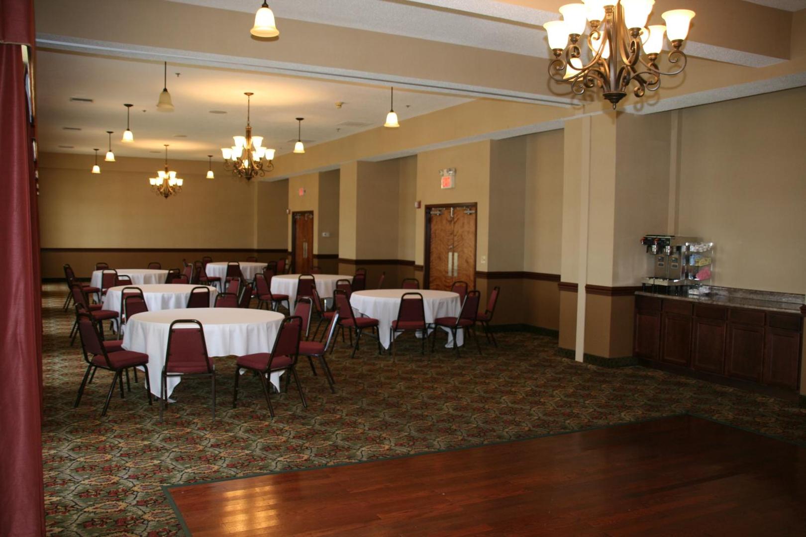 Grand Plaza Hotel & Conference Center