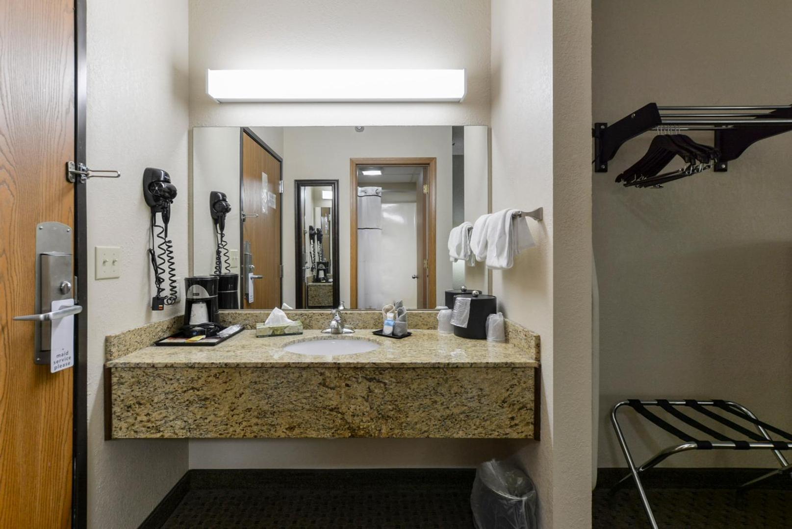 Grand View Inn & Suites