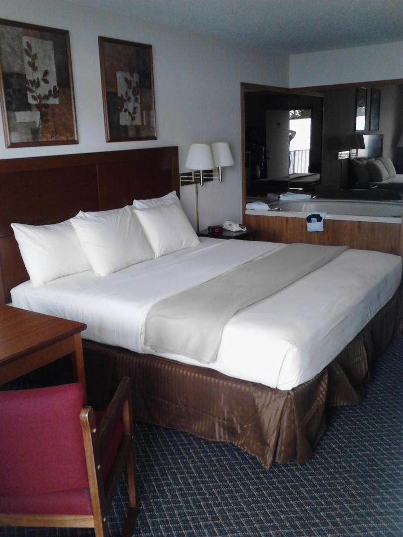 Super 8 by Wyndham Branson / Shepherd of the Hills Exwy