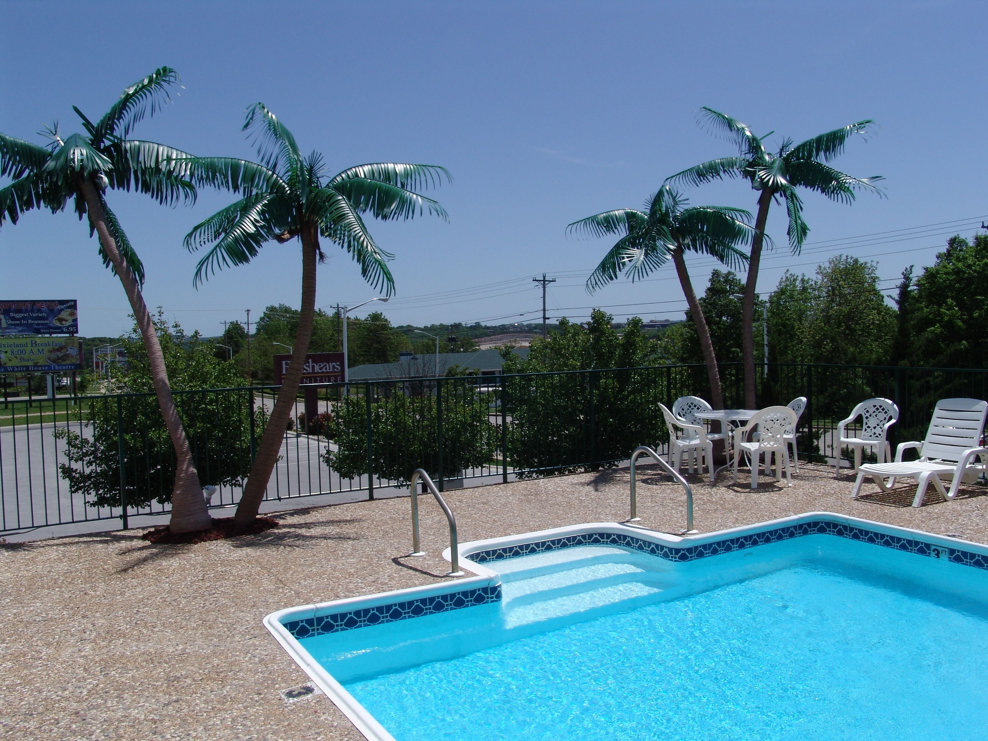 Super 8 by Wyndham Branson / Shepherd of the Hills Exwy