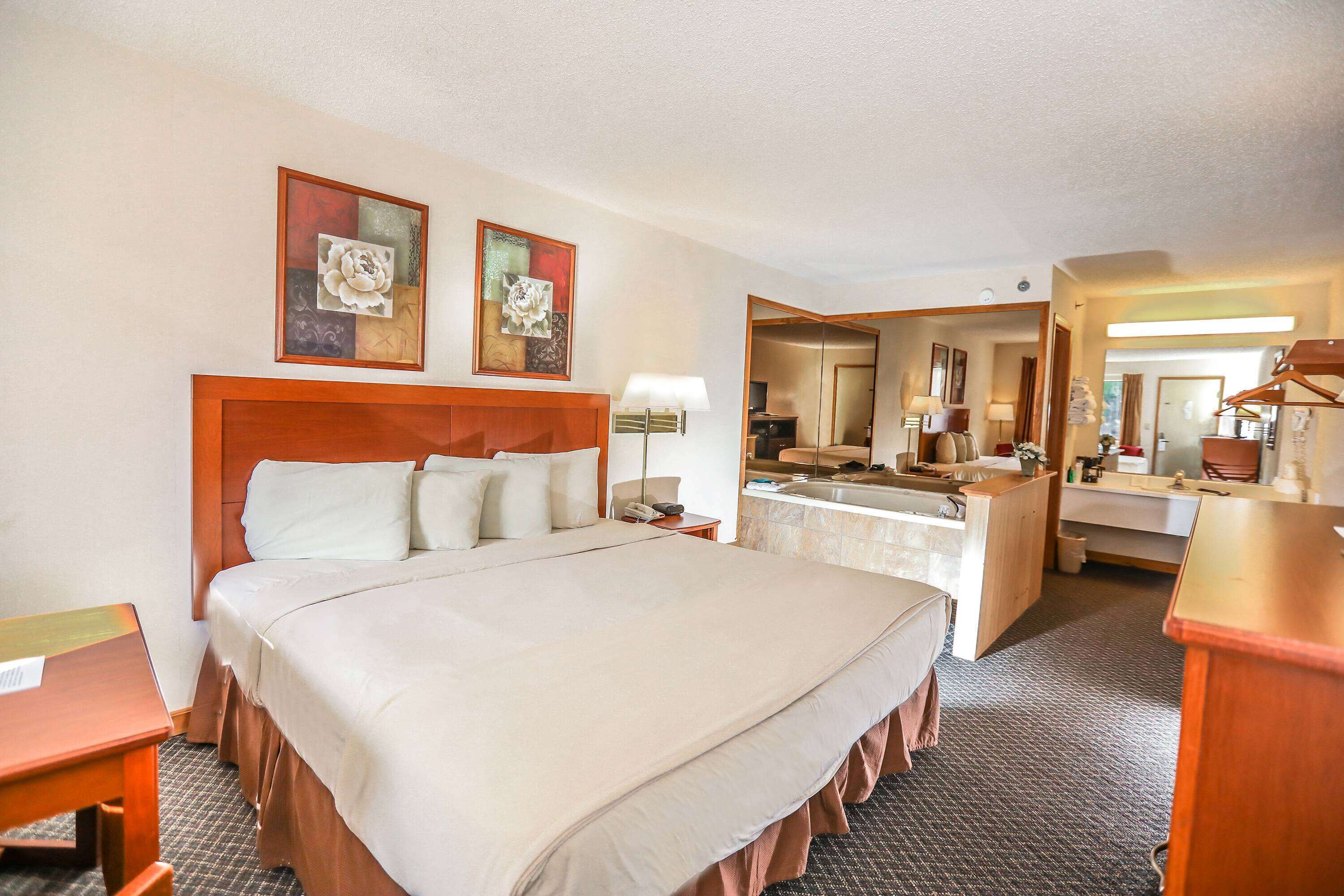 Super 8 by Wyndham Branson / Shepherd of the Hills Exwy