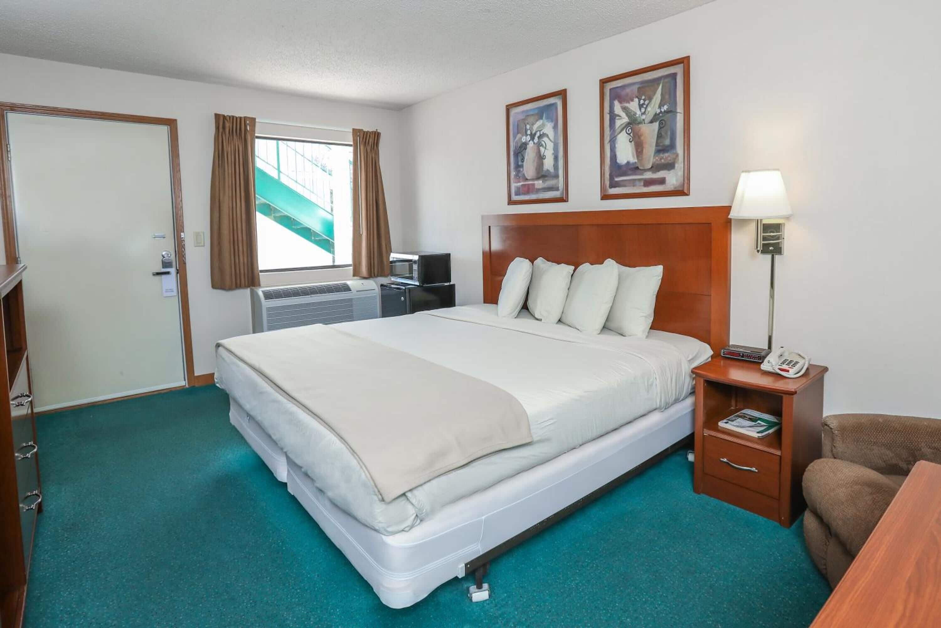 Super 8 by Wyndham Branson / Shepherd of the Hills Exwy