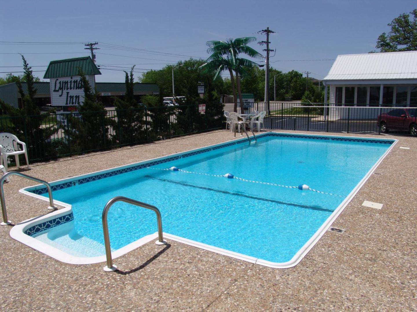 Super 8 by Wyndham Branson / Shepherd of the Hills Exwy