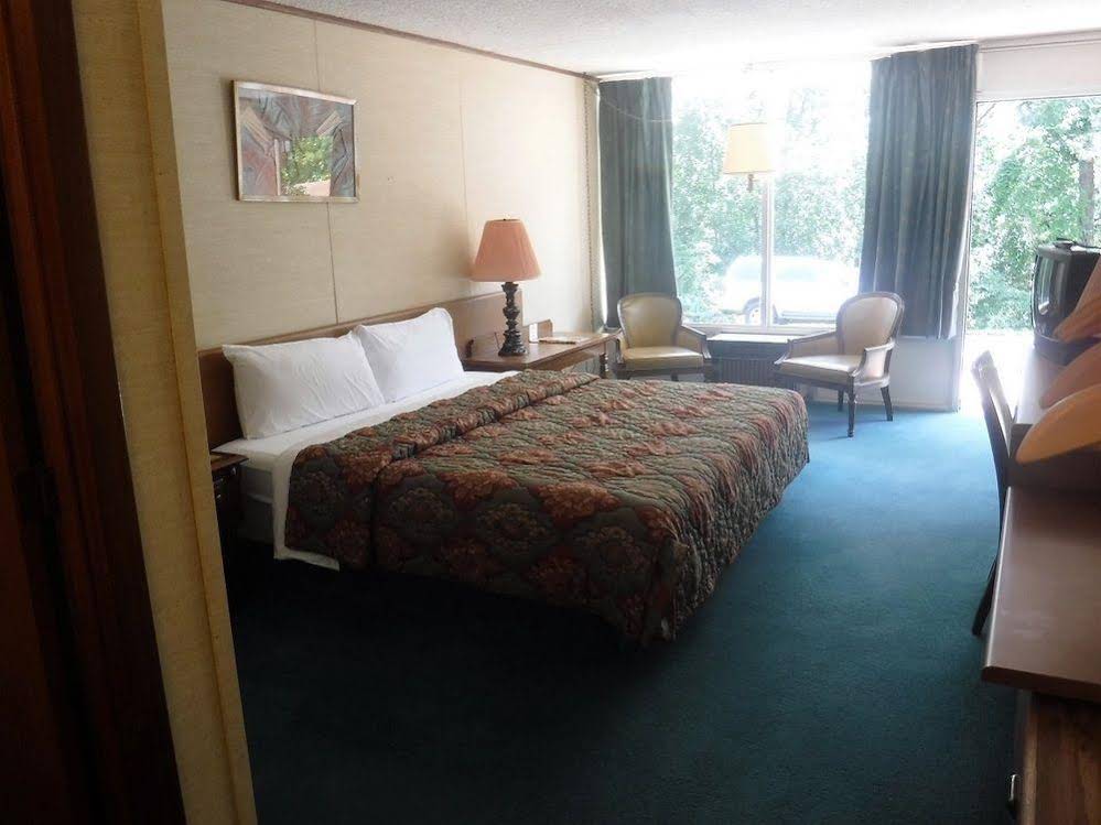 Colonial Mountain Inn