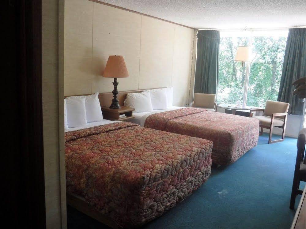 Colonial Mountain Inn