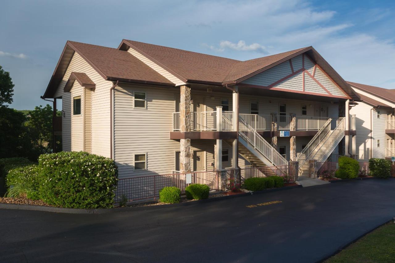 Escapes! to Branson Yacht Club