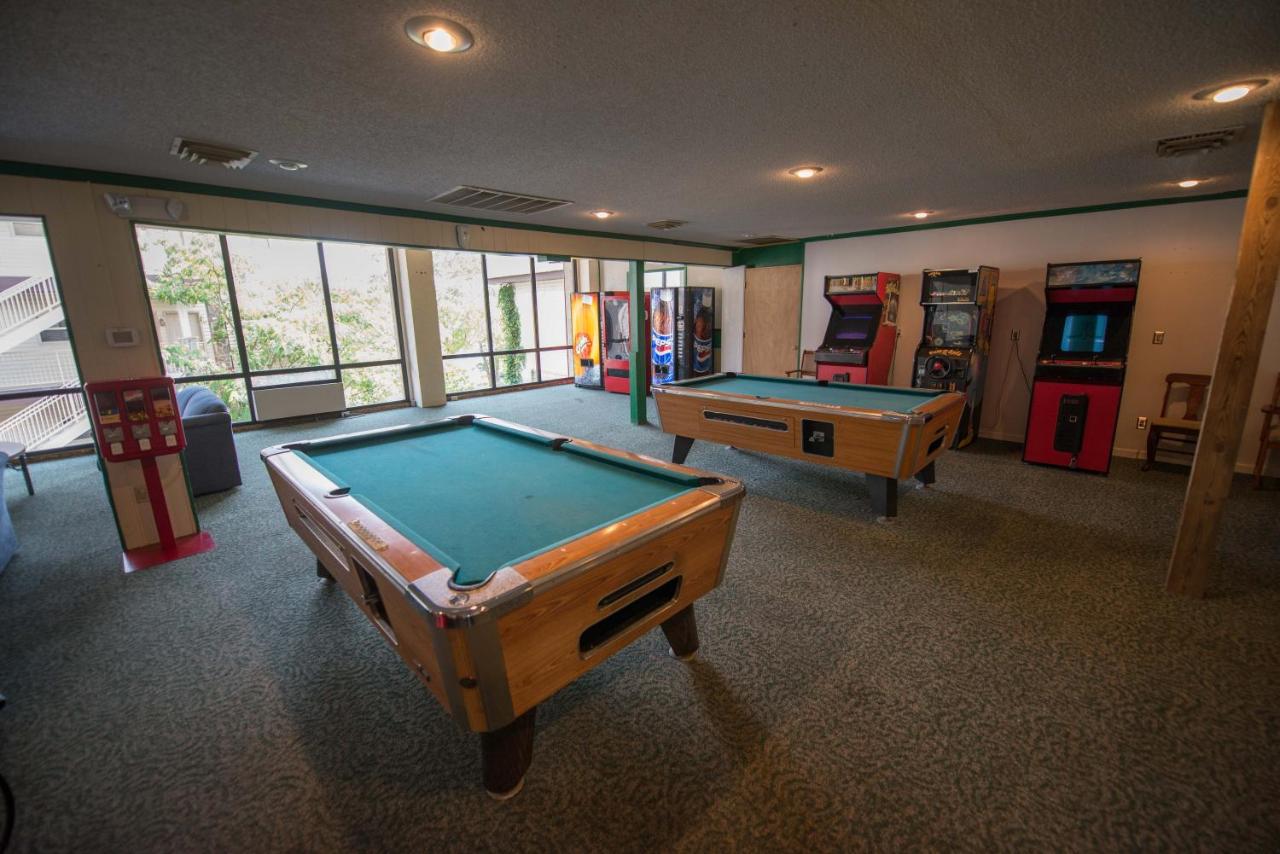 Escapes! to Branson Yacht Club