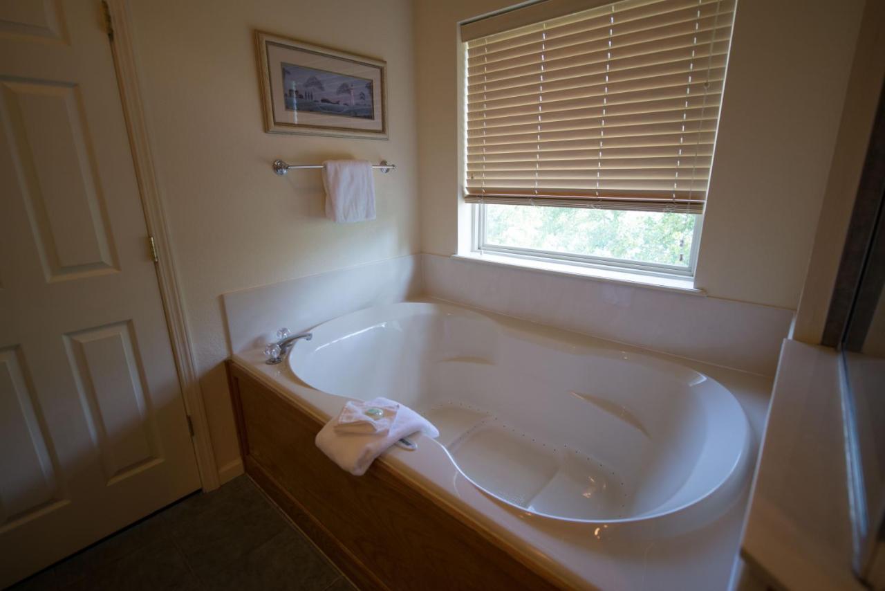 Escapes! to Branson Yacht Club