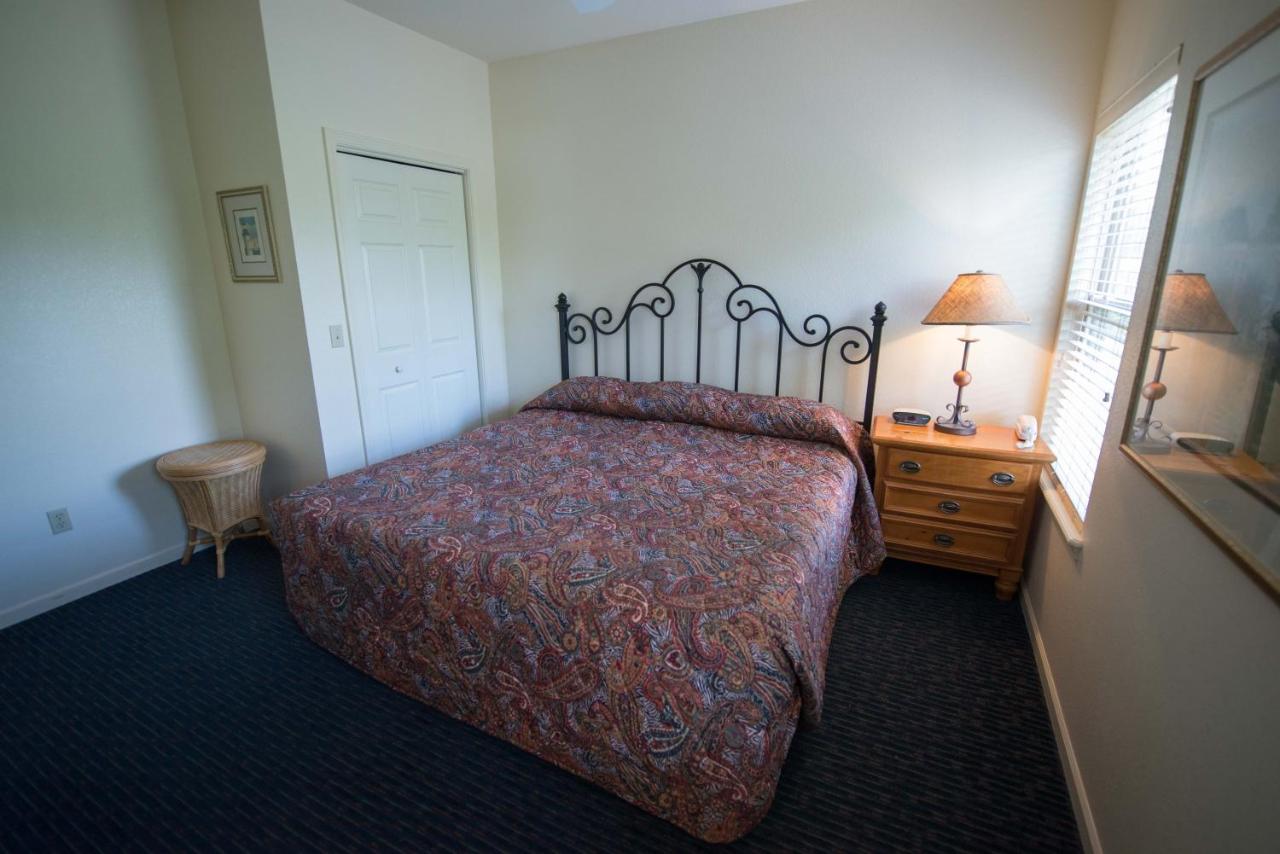 Escapes! to Branson Yacht Club