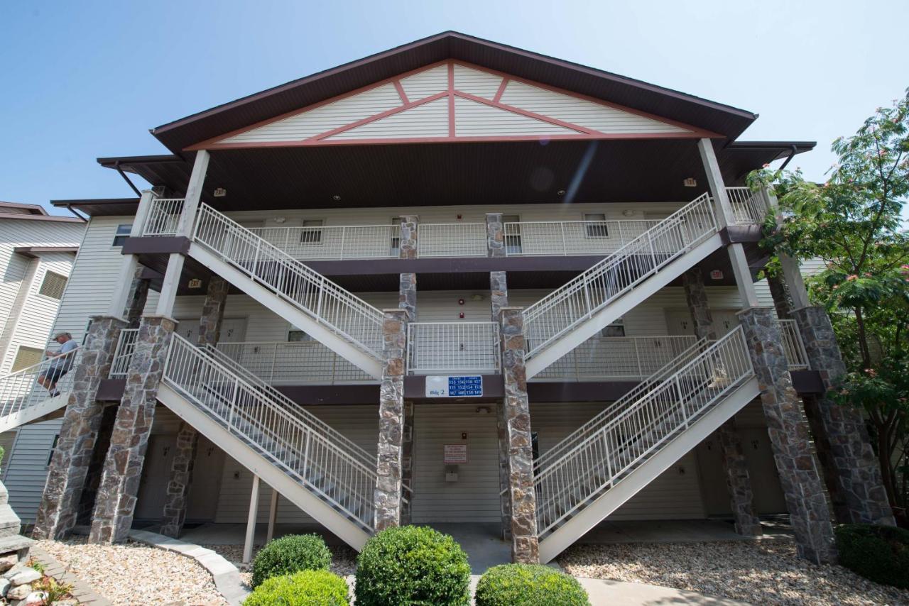 Escapes! to Branson Yacht Club