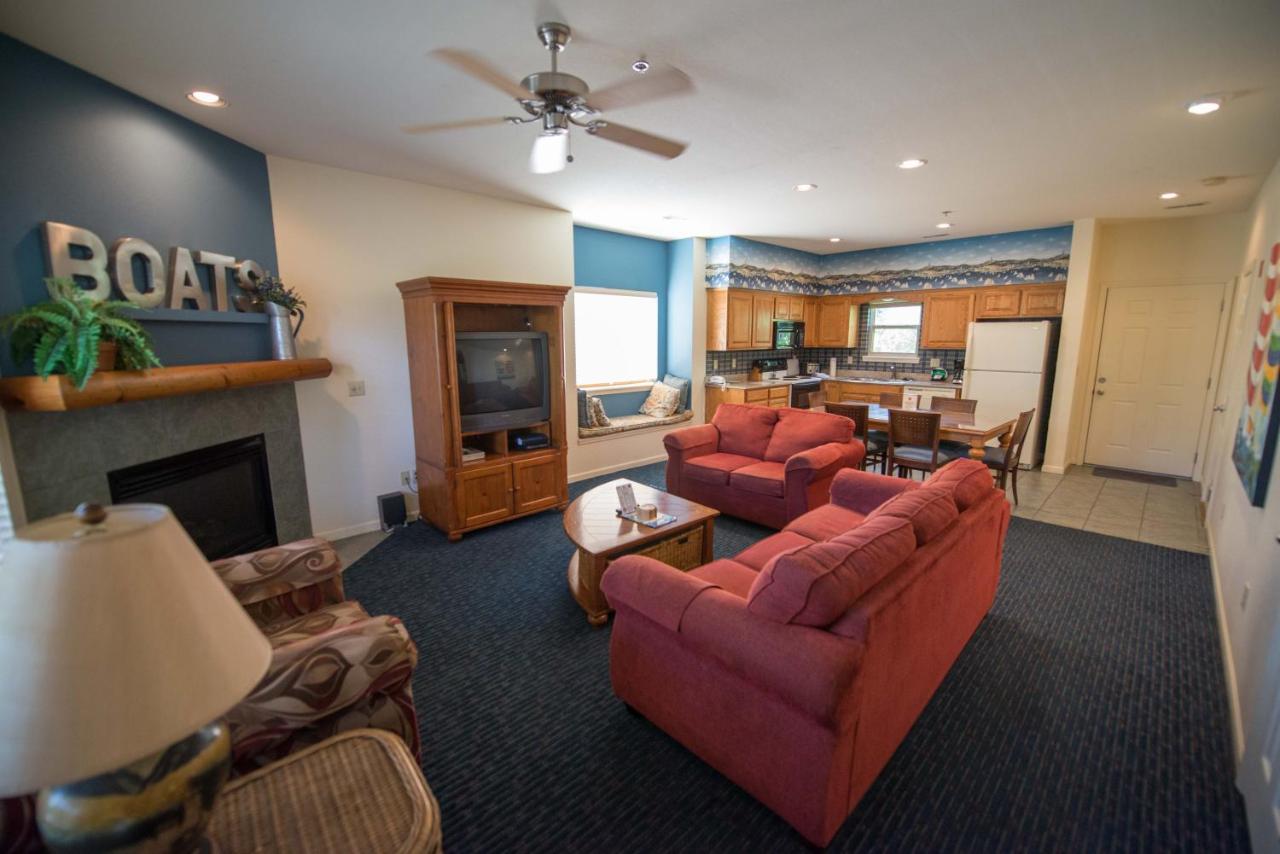 Escapes! to Branson Yacht Club