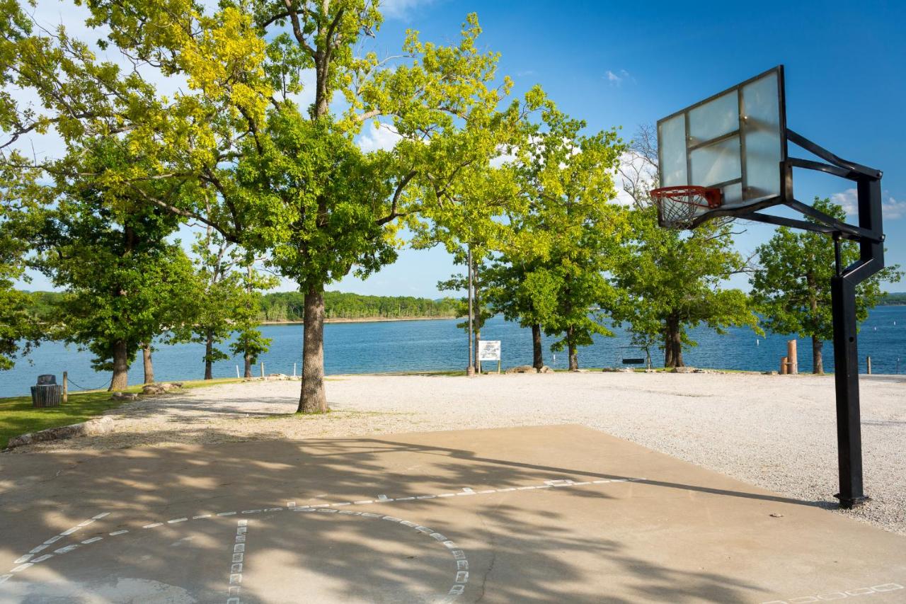 Escapes! to Branson Yacht Club