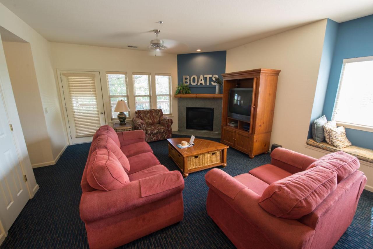 Escapes! to Branson Yacht Club