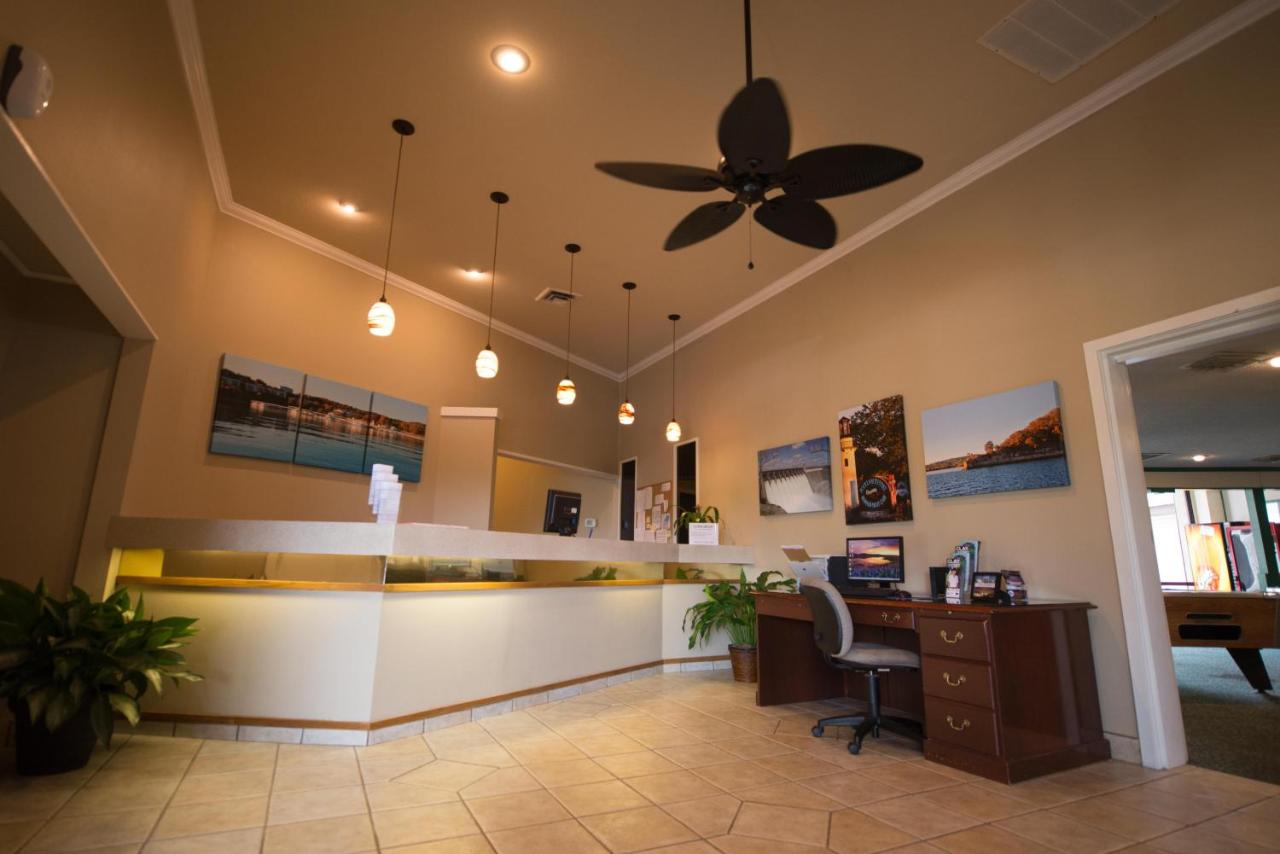 Escapes! to Branson Yacht Club